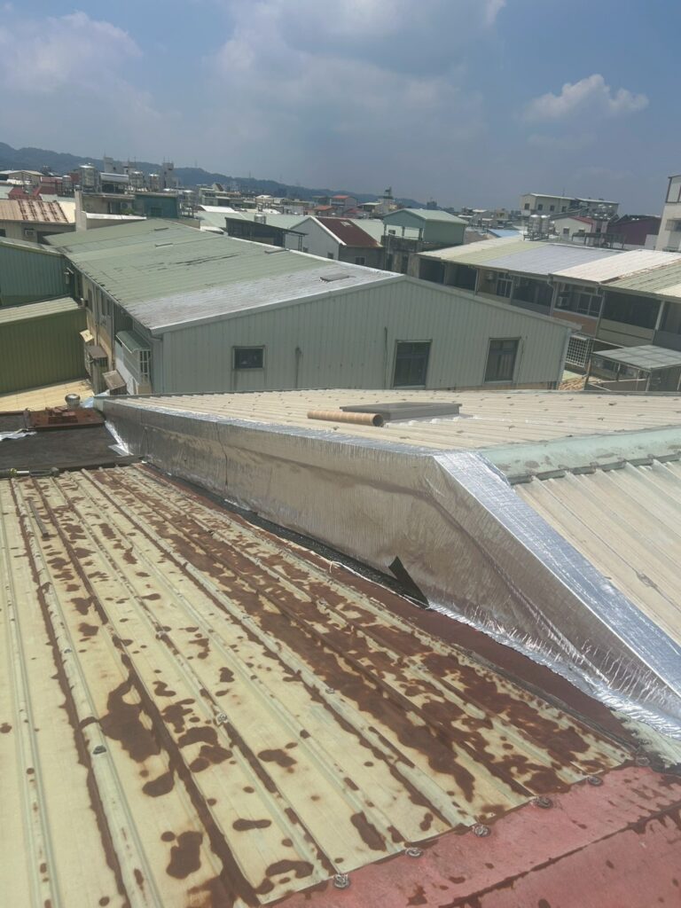 LINE ALBUM 115529屋頂與鐵皮PU與熱熔毯 鋁箔面隔熱防水台中大里好來六街 260609 2