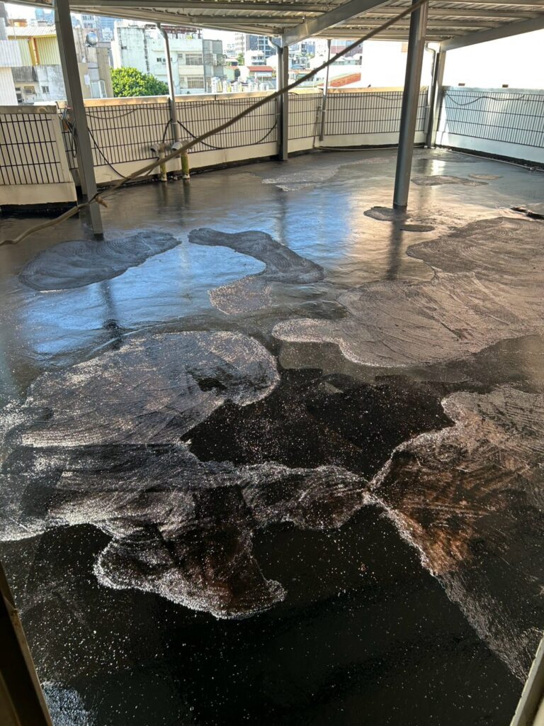 屋頂熱熔毯岩片面 北區衛道路施工中
