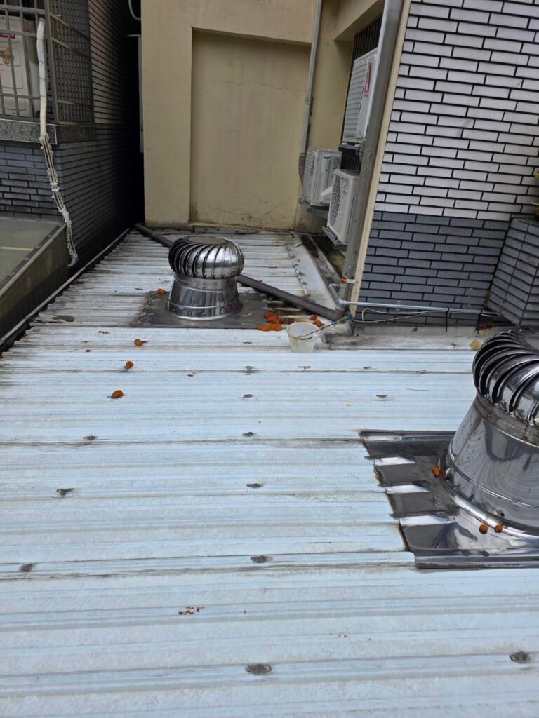 屋頂鐵皮熱熔毯鋁箔面 太平區樹孝路1施工前