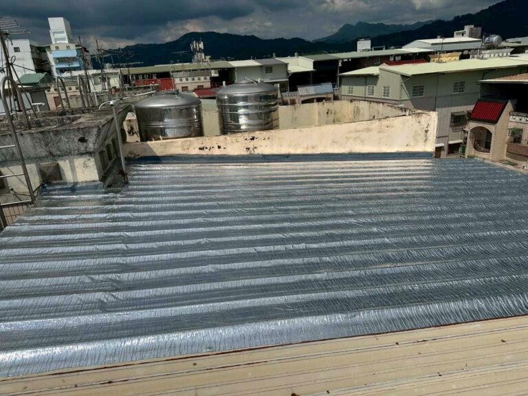 屋頂鐵皮熱熔毯鋁箔面 太平永樂街1施工中