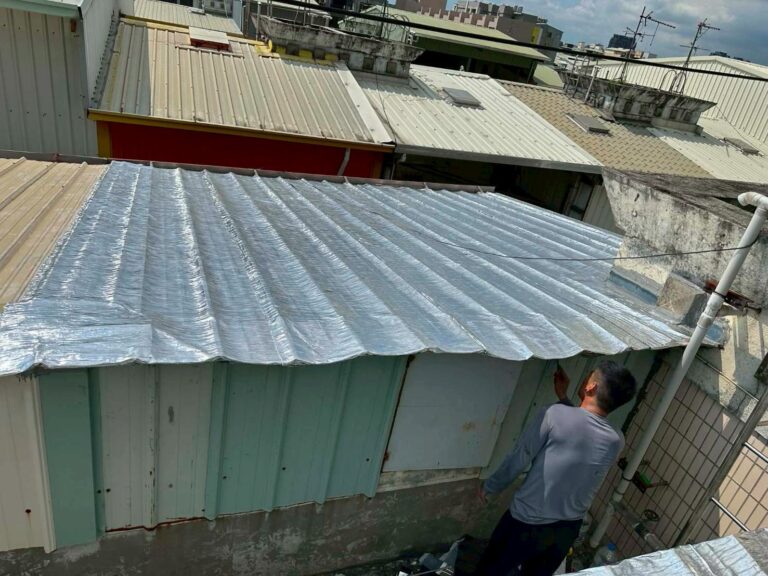 屋頂鐵皮熱熔毯鋁箔面 太平永樂街3施工中