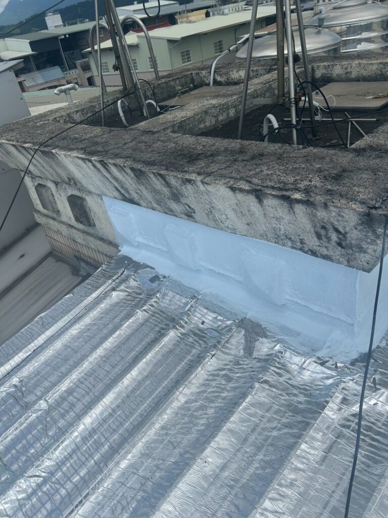 屋頂鐵皮熱熔毯鋁箔面 太平永樂街4完工