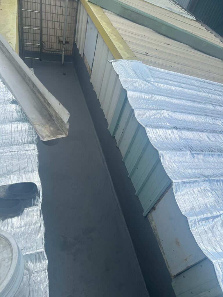 屋頂鐵皮熱熔毯鋁箔面 太平永樂街4施工中