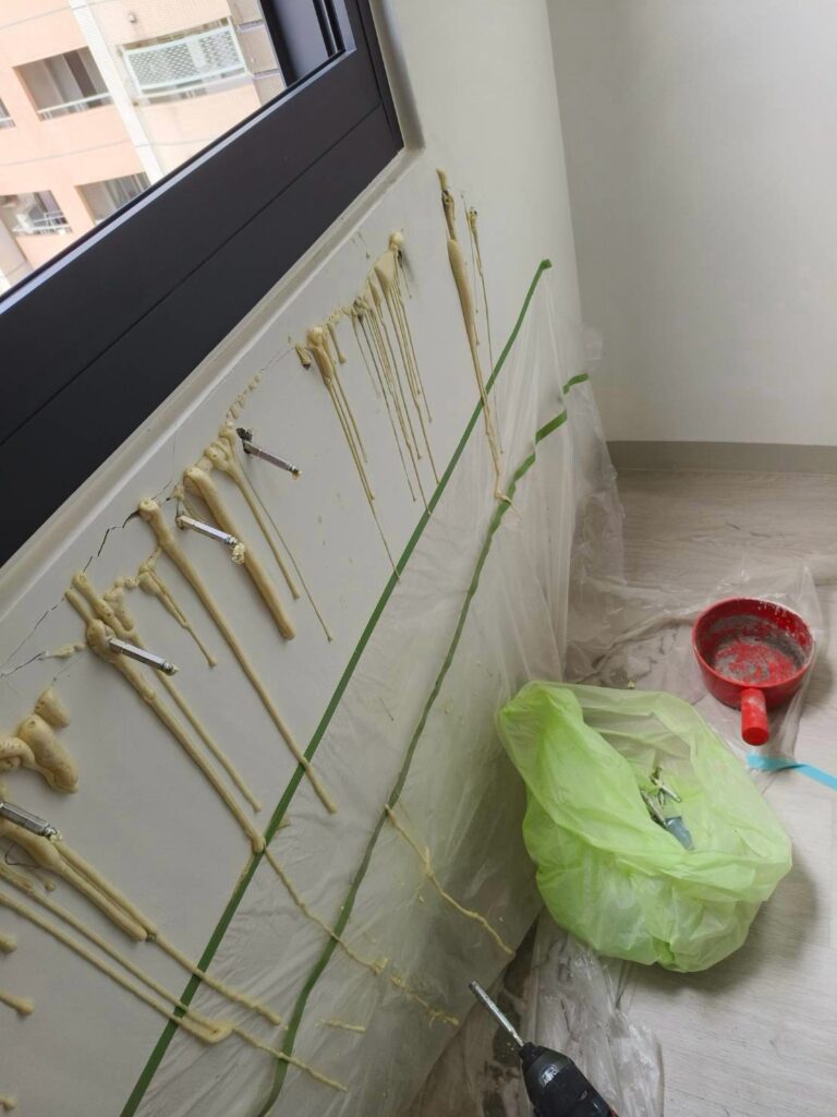 窗框抓漏 北區進化北路施工中